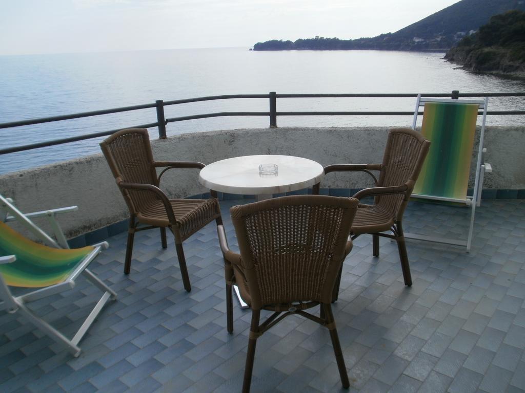 Hotel Sirena Кастелабате Стая снимка