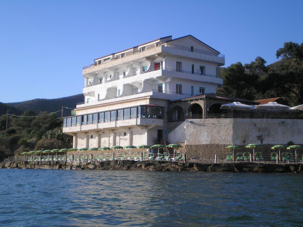 Hotel Sirena Кастелабате Екстериор снимка