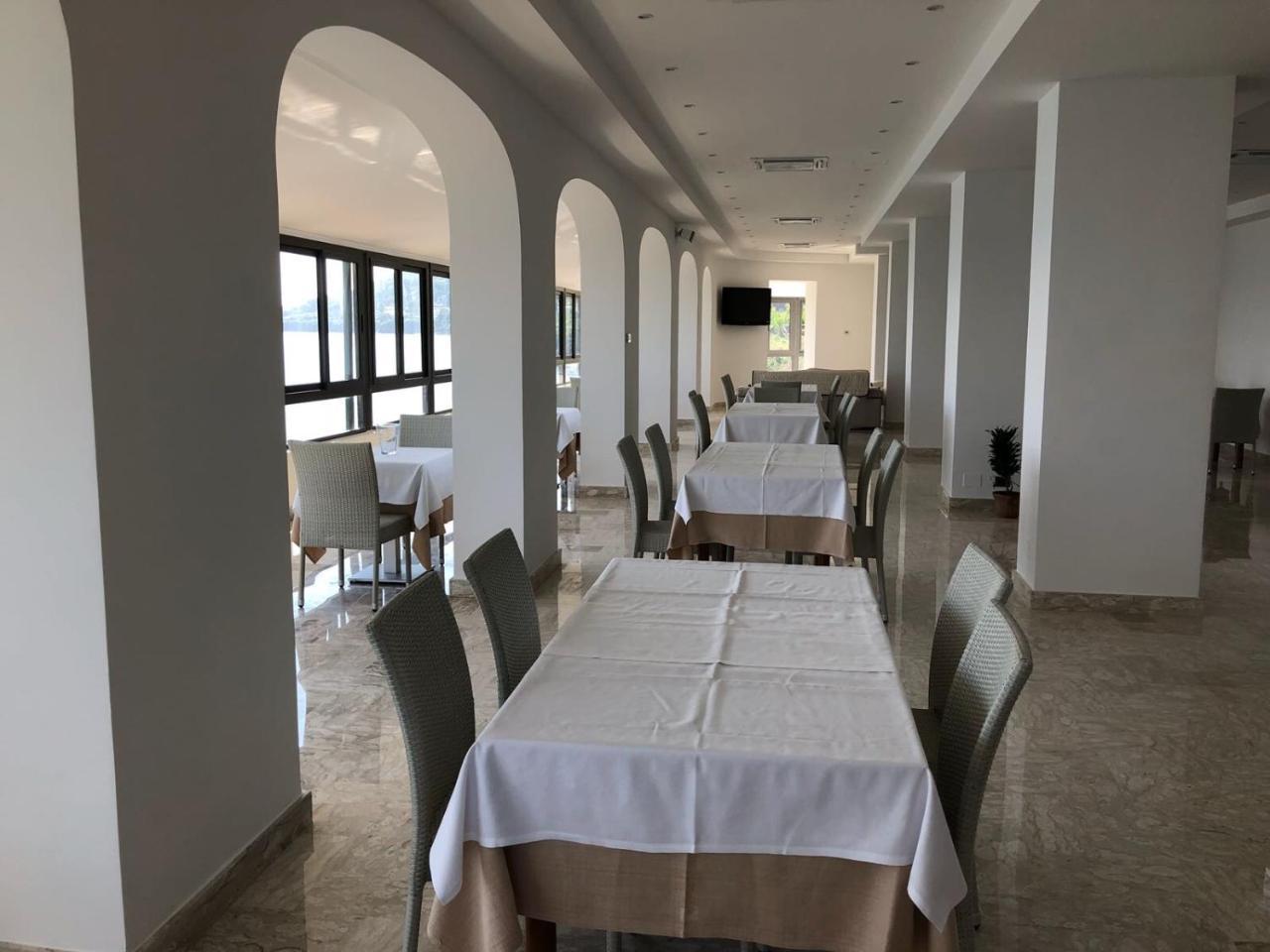 Hotel Sirena Кастелабате Екстериор снимка